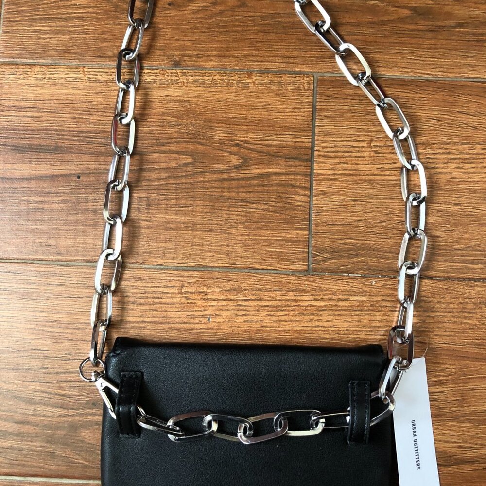 Urban Outfitters Hands- free Chain Crossbody Bag -NWOT - Picture 2 of 6